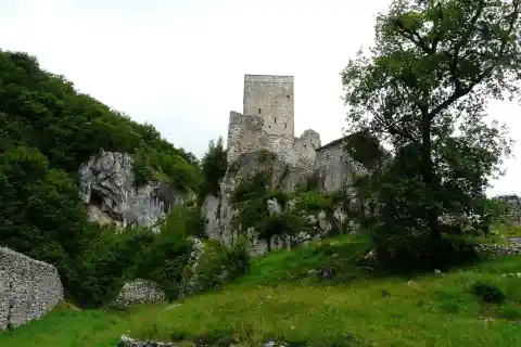 Les ruines du château des Comtes de Comminges, Bramevaque, Hautes-Pyrénées, France
