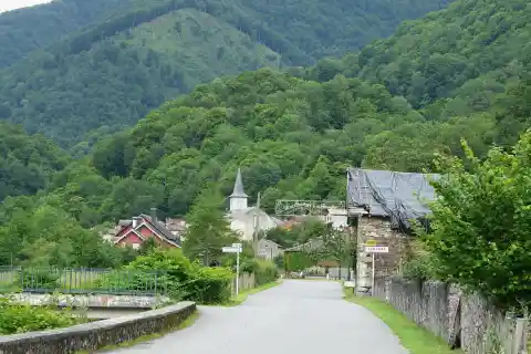 La route départementale 925 et le village de Ferrère vus depuis le nord-est, Hautes-Pyrénées, France