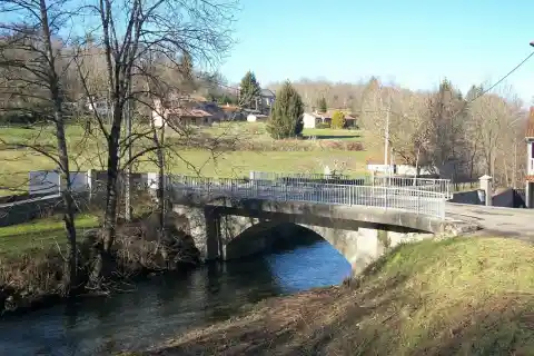 Pont sur la rivière Nistos reliant Lombrès au village de Générest