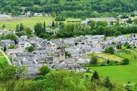 Le village de Vielle-Aure vu depuis le nord-est, Hautes-Pyrénées, France