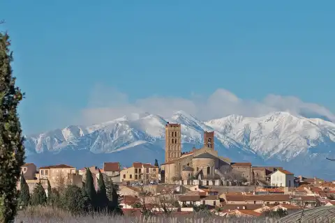 Elne, Pyrénées-Orientales sur fond de Canigou enneigé