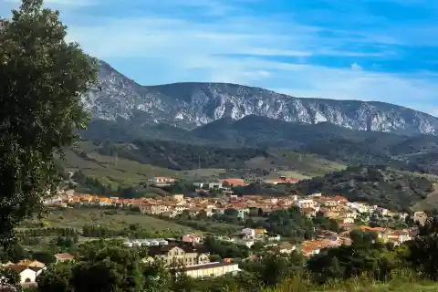 Le village de Maury, Pyrénées-Orientales, vue sud