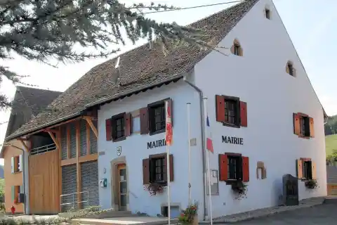 La mairie et l'ancienne école de Bendorf
