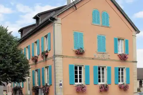 La mairie et l'ancienne école de Hirtzbach
