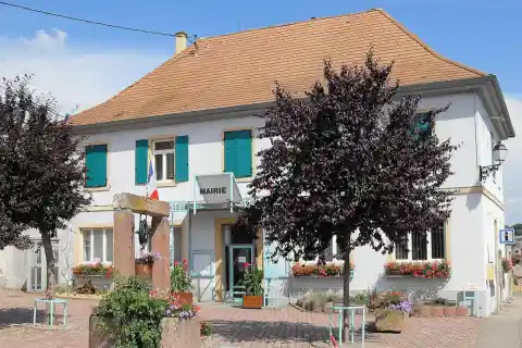 La mairie et l'ancienne école de Niederhergheim