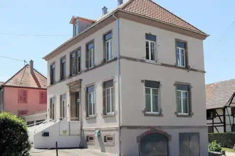 La mairie et l'ancienne école de Romagny