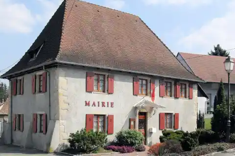 La mairie et l'ancienne école de Steinbrunn-le-Bas