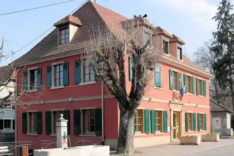 La mairie et l'ancienne école d'Uffheim