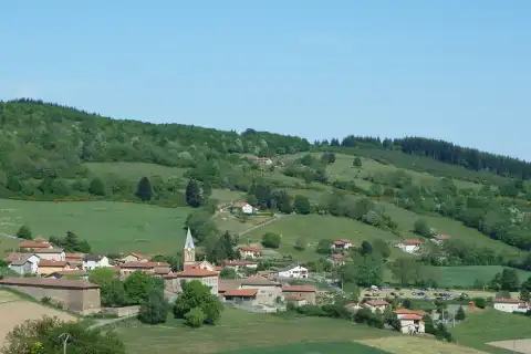 Vue sur le village d'Affoux (Rhône)