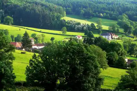 Vue générale du village d'Aigueperse dans le département du Rhône (France)