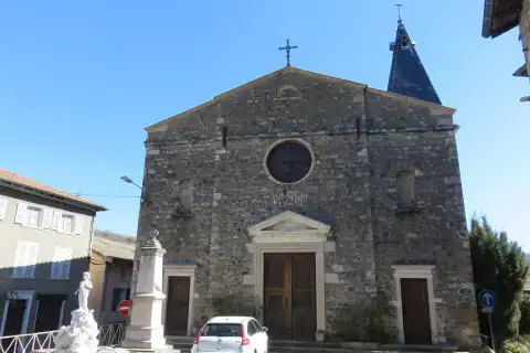 Centre-bourg de Marchampt (Rhône, France), avec l'église, le monument aux morts et la fontaine