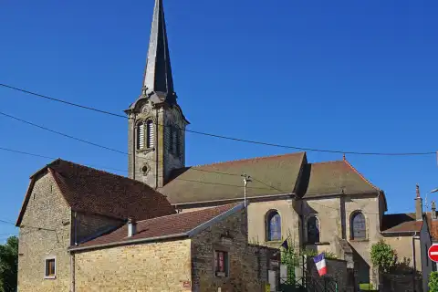 L'église et la mairie de Ainvelle en Haute-Saône
