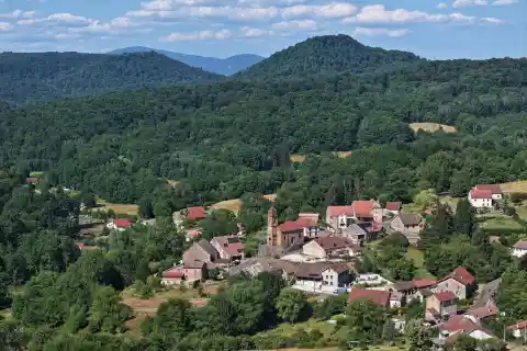 Vue aérienne de Belverne et du massif du Chérimont