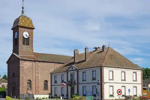 La mairie et l'église de Breuches