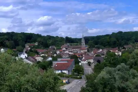 Vue, depuis la voie ferrée, du village de Colombier, en Haute-Saône