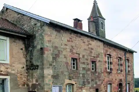 La mairie de Fleurey-lès-Saint-Loup dans les anciens bâtiments du prieuré