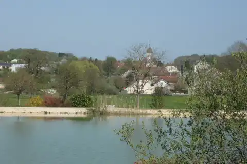 Gourgeon, vue depuis l'étang