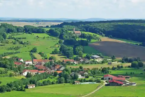 Vue d ensemble de Molay depuis la montagne de la roche