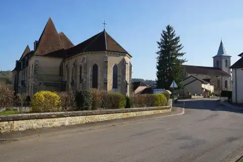 La chapelle de l'EHPAD et l'église de Neurey-lès-la-Demie
