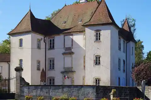 Le château de Quers qui abrite la mairie, la bibliothèque-médiathèque et la salle polyvalente