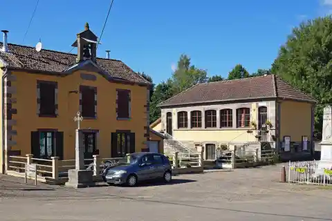 L'ancienne et l'actuelle mairie de Rignovelle ainsi que le monument aux morts