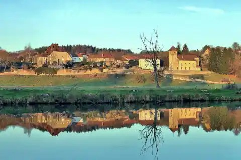 Le bourg de Thiénans et son reflet sur l'Ognon