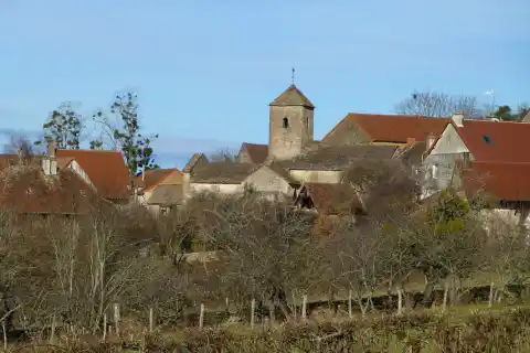 Bissy-sur-Fley Vue d'ensemble du village avec l'église