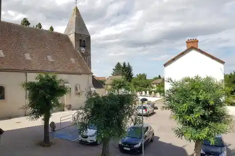 La place de l'église de Sassenay