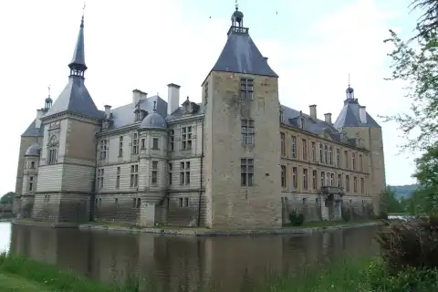 Château de Sully, Sully, Saône-et-Loire, Bourgogne, FRANCE