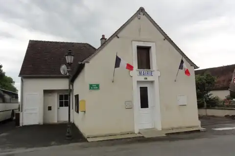 Livet-en-Saosnois (Sarthe) mairie. À gauche derrière la mairie l'entrée de la salle polyvalente