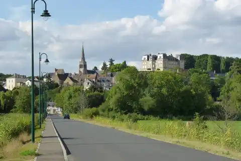 Montfort-le-Gesnois - Entrée du bourg