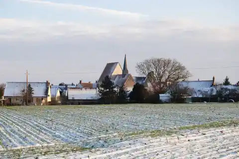 Le bourg et l'Église de Sainte-Cérotte sous la neige