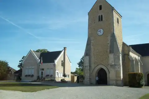 Eglise et Mairie de la commune de Saint-Vincent-des-Prés - Sarthe - France