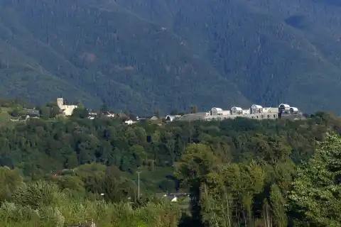 Vue, en fin d'après-midi, du village d'Aiton à l'entrée de la vallée de la Maurienne, en Savoie