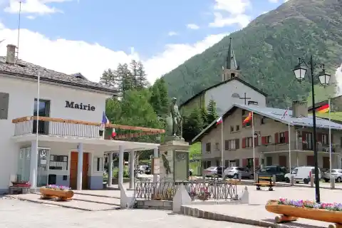 Bessans - La mairie, le monument aux Morts et l'église Saint-Jean-Baptiste