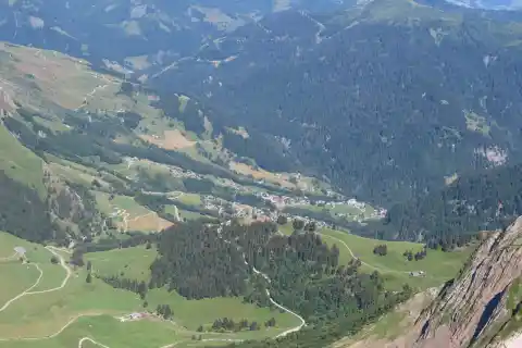 La Giettaz depuis le sommet de la pointe de Merdassier, La Clusaz, Haute-Savoie, France