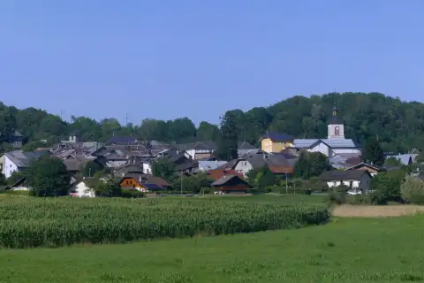 Vue, en été en fin d'après-midi, de Grésy-sur-Isère dans la combe de Savoie, en Savoie