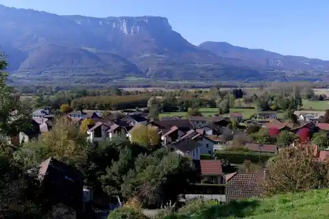 Vue, depuis l'église, du village de Laissaud et du mont Granier, en Savoie