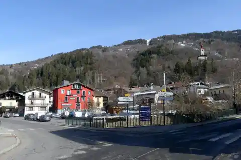 Vue du centre du village de Landry, au pied des stations de ski de Peisey-Vallandry et des Arcs, en Savoie