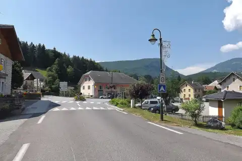 Vue du hameau Le Pont dans la commune de Lescheraines dans le massif des Bauges en Savoie