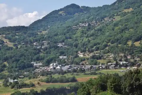 Vue panoramique, depuis Le Châtel, du village alpin de Montvernier, dans la vallée de la Maurienne, en Savoie