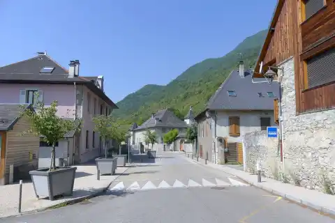 Vue du centre-bourg de Saint-Jean-de-la-Porte, avec la mairie visible à gauche, en Savoie