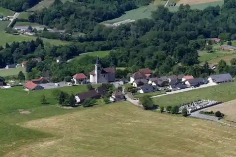 Vue, depuis le belvédère du Banchet, du chef-lieu de Verel-de-Montbel, dans l'Avant-pays savoyard en Savoie