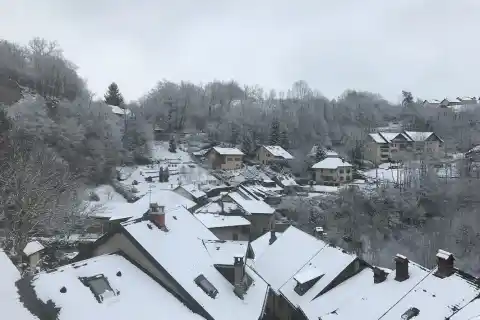 Un partie du bourg d'Alby-sur-Chéran vu de la mairie