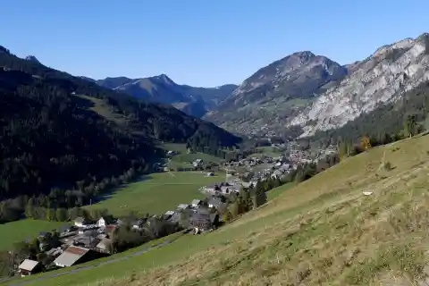 Vue, un matin d'automne, de la vallée d'Abondance et du village de La Chapelle-d'Abondance, en Haute-Savoie