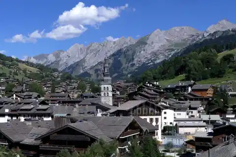 Vue, en été, de La Clusaz en Haute-Savoie