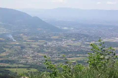 Vue de Cranves-Sales