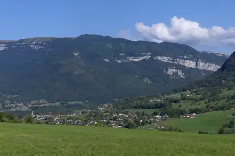 Vue, depuis les hauteurs ouest, du village de Cusy en Haute-Savoie