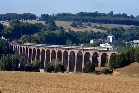 Le viaduc de Barentin sur l'Austreberthe, la gare est au fond à gauche