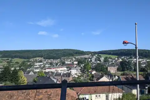 Vue de Montville (Seine-Maritime, France) depuis la gare dans un train en circulation
